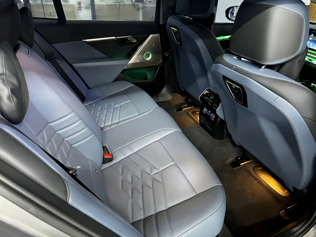 BMW 5 Series — миниатюра 18