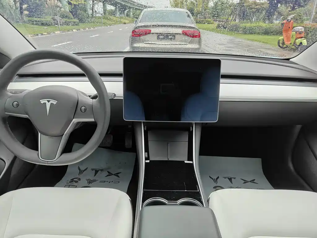 Tesla Model 3 — миниатюра 10