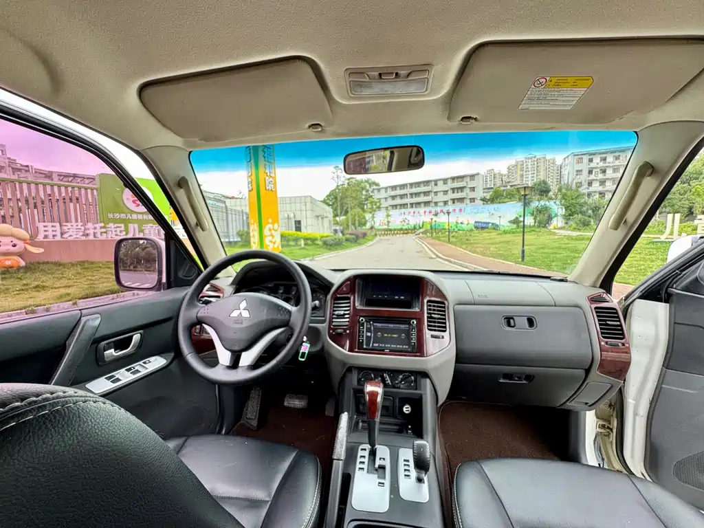 Mitsubishi Pajero — миниатюра 9