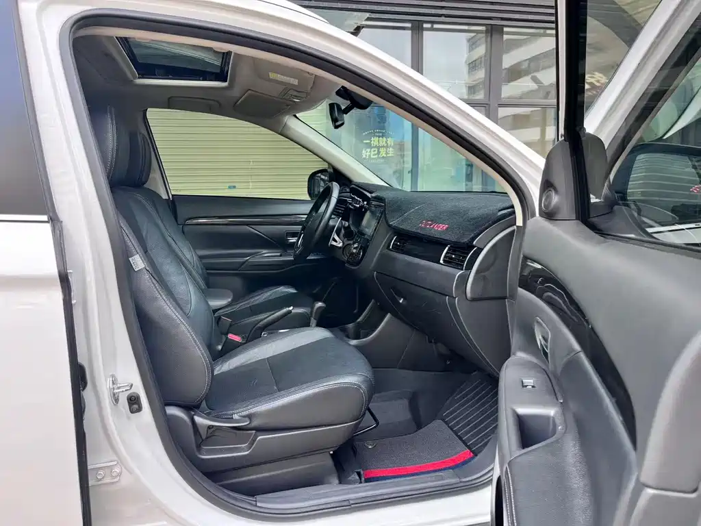Mitsubishi Outlander — миниатюра 10