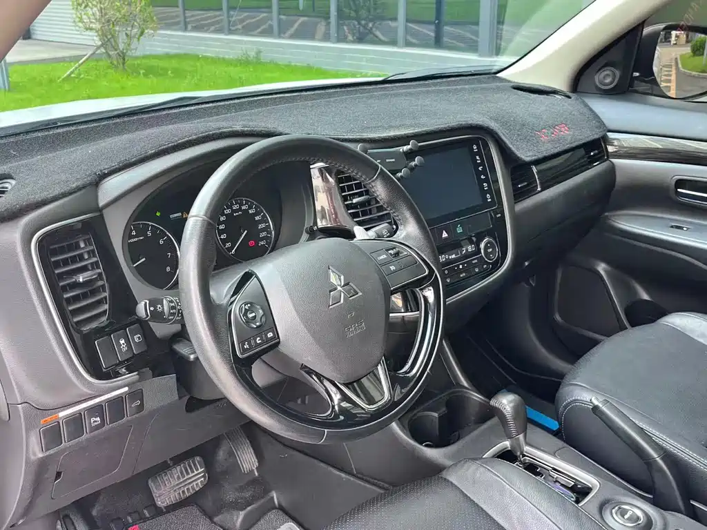 Mitsubishi Outlander — миниатюра 13
