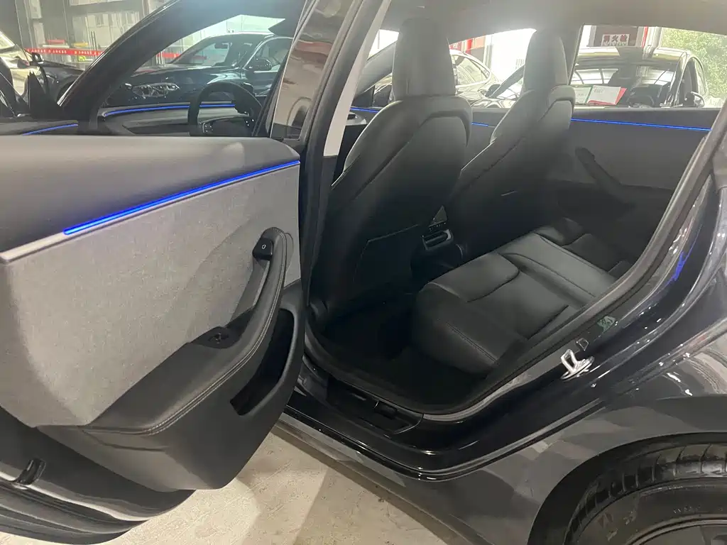 Tesla Model 3 — миниатюра 6