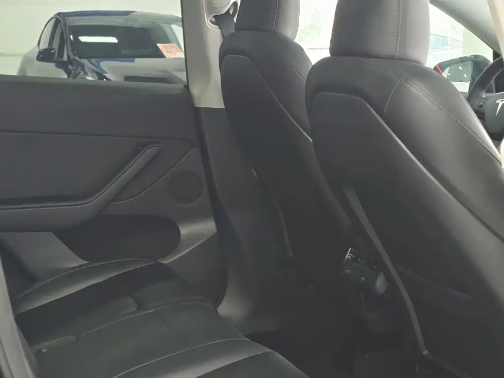 Tesla Model Y — миниатюра 7