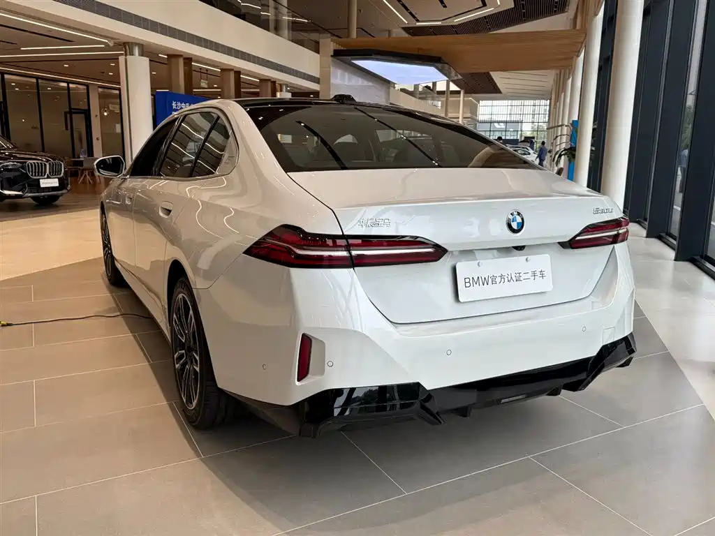 BMW 5 Series — миниатюра 11