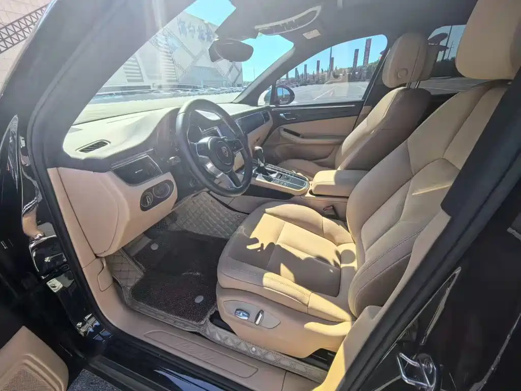 PORSCHE MACAN