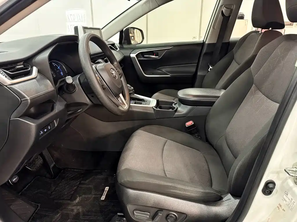 Toyota RAV4 — миниатюра 8