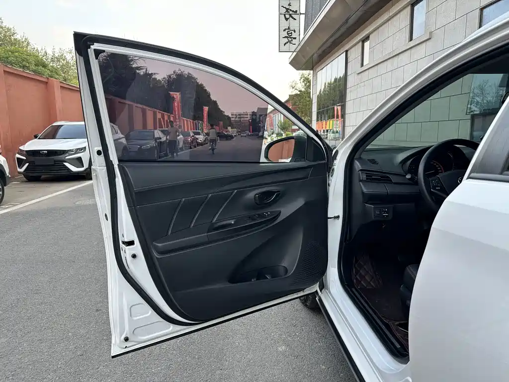 Toyota Yaris L — миниатюра 10