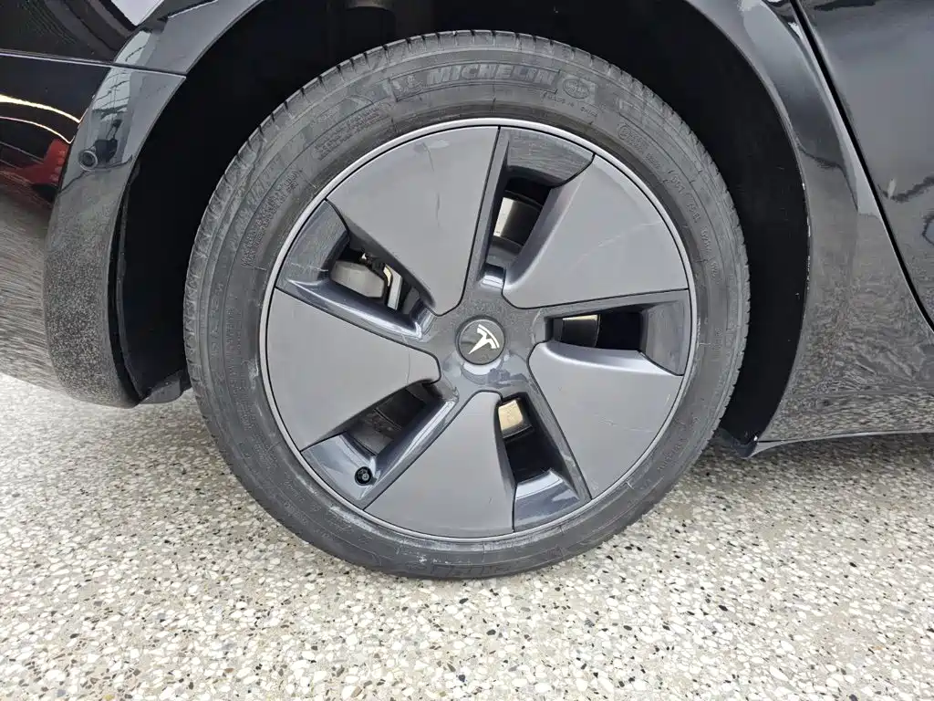 Tesla Model 3 — миниатюра 15