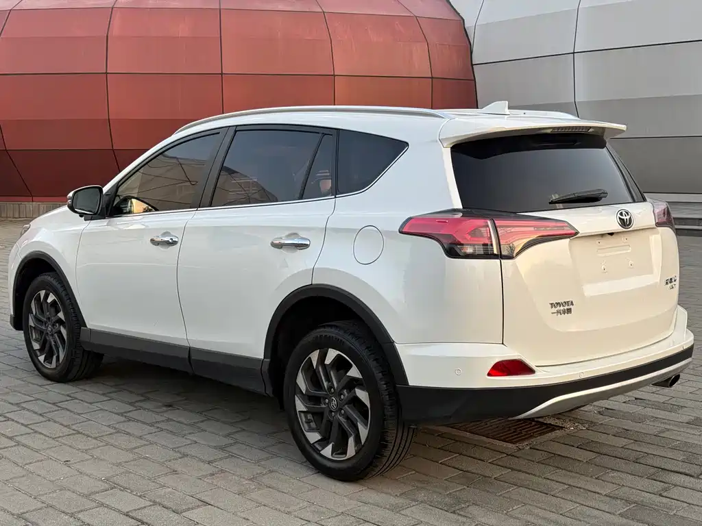 Toyota RAV4 — миниатюра 6