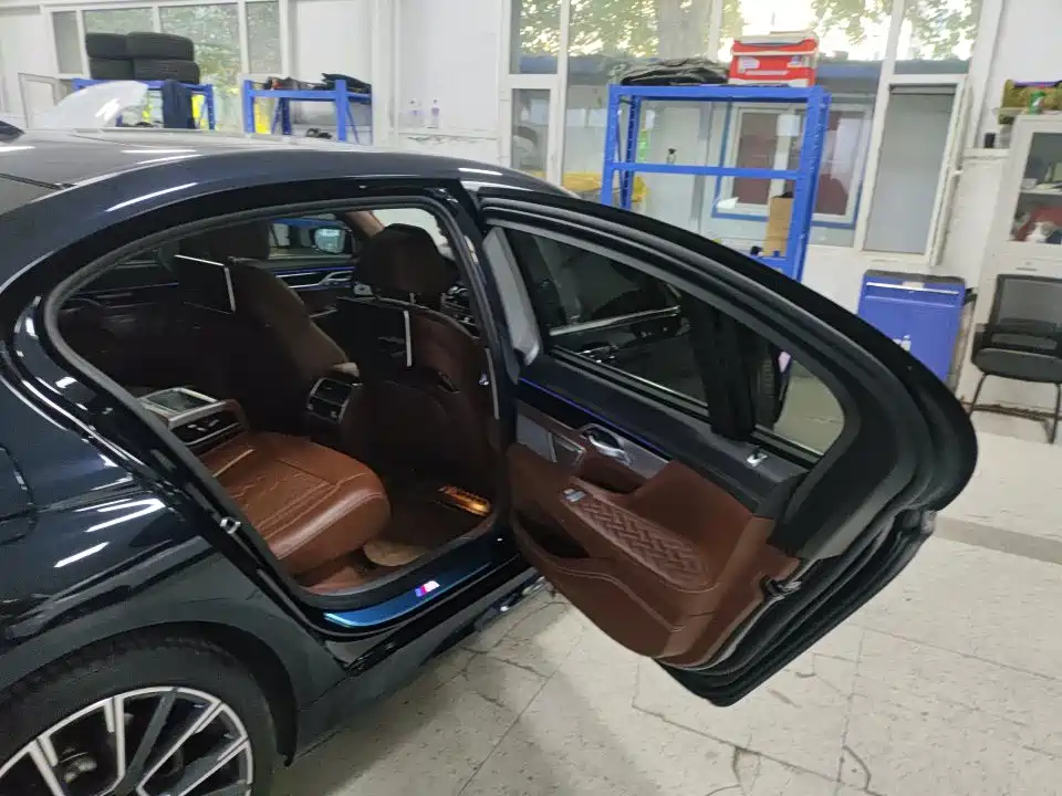 BMW 7 Series — миниатюра 10