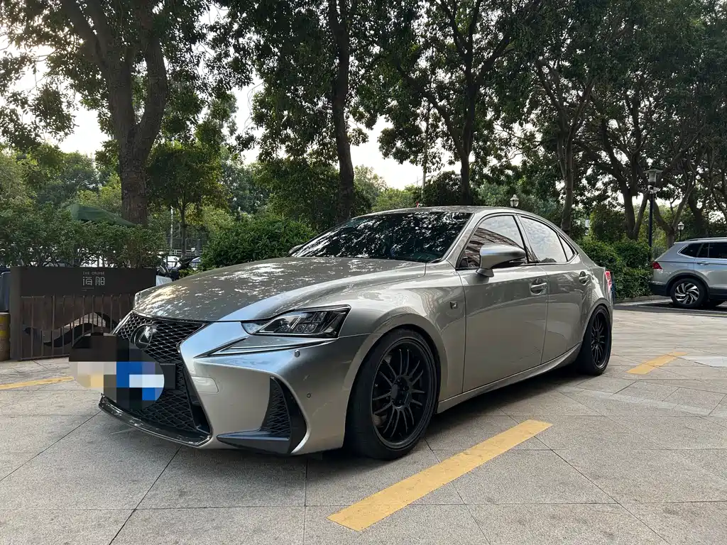 Lexus IS