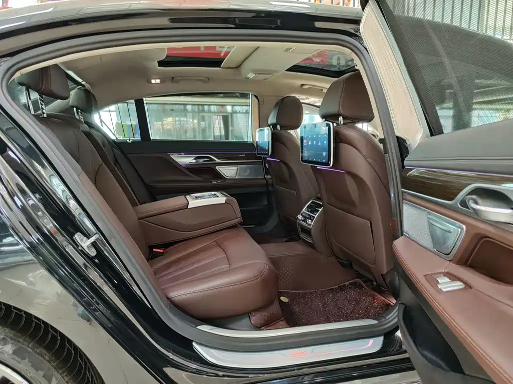 BMW 7 Series — миниатюра 7