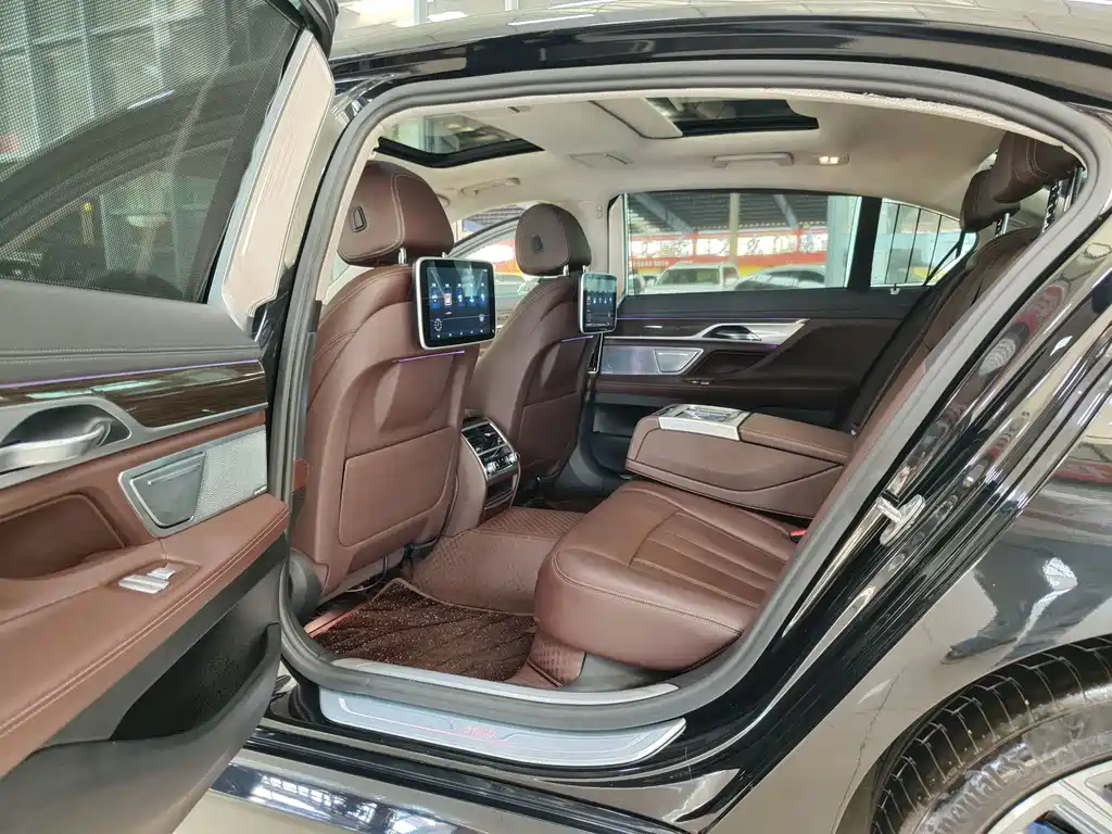BMW 7 Series — миниатюра 8