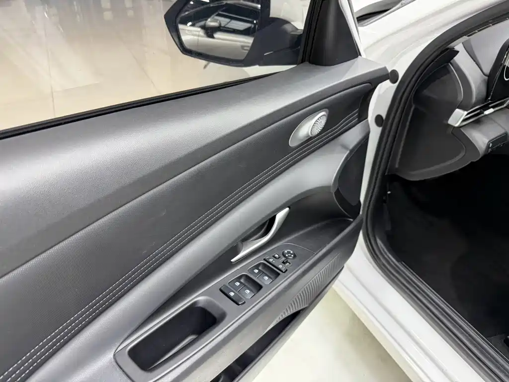 Hyundai Elantra — миниатюра 8