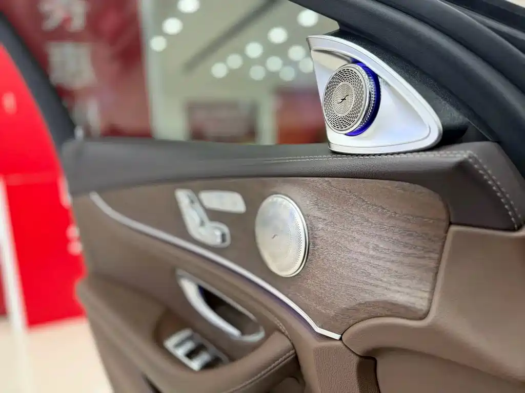 Mercedes-Benz E-Class — миниатюра 17