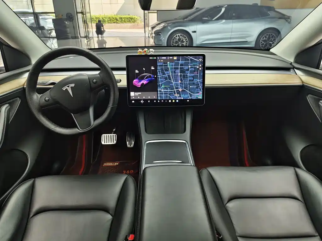 Tesla Model Y — миниатюра 12