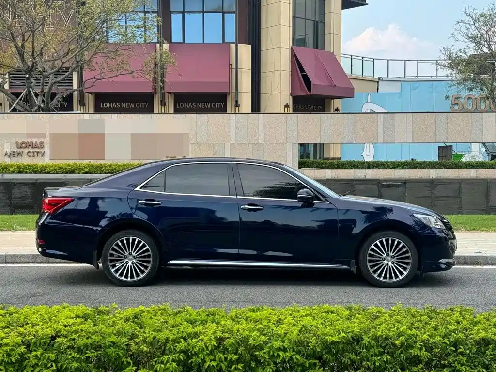 Toyota Crown — миниатюра 4