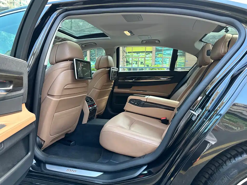 BMW 7 Series — миниатюра 14