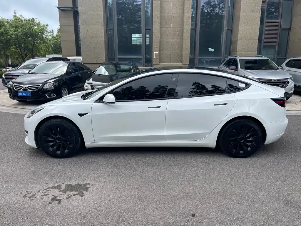 Tesla Model 3 — миниатюра 16