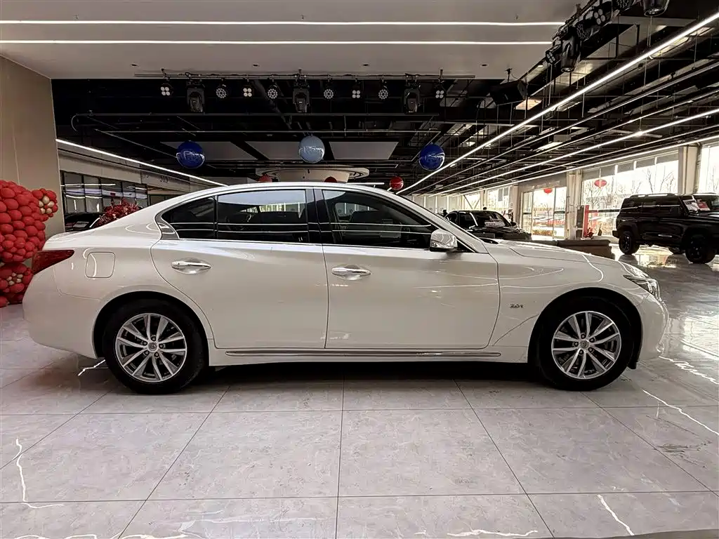 INFINITI Q50L