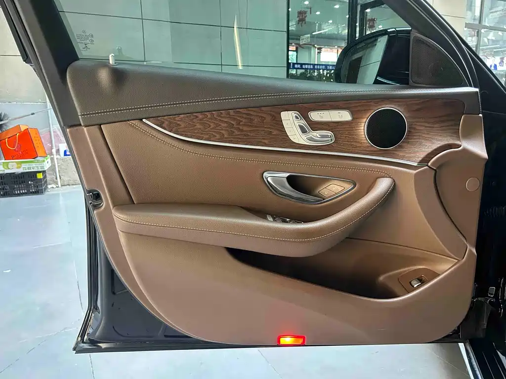 Mercedes-Benz E-Class — миниатюра 10