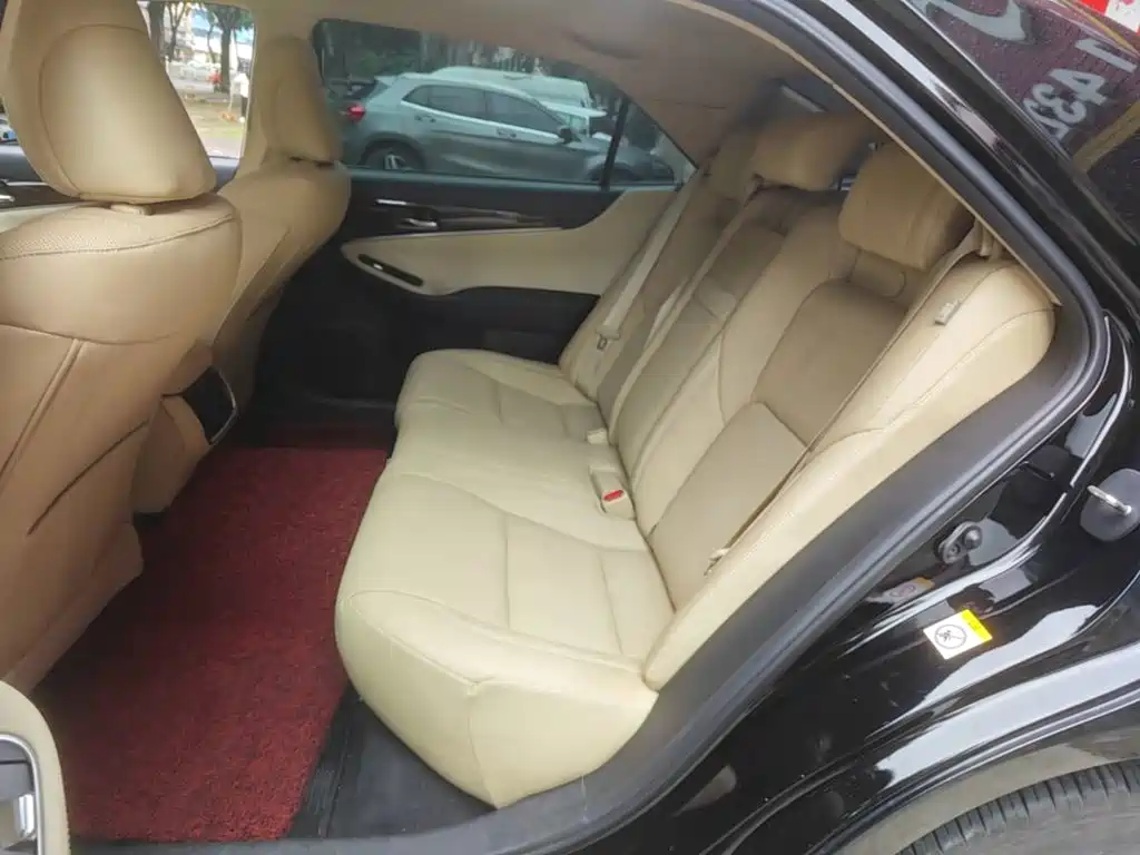 Toyota Crown — миниатюра 17