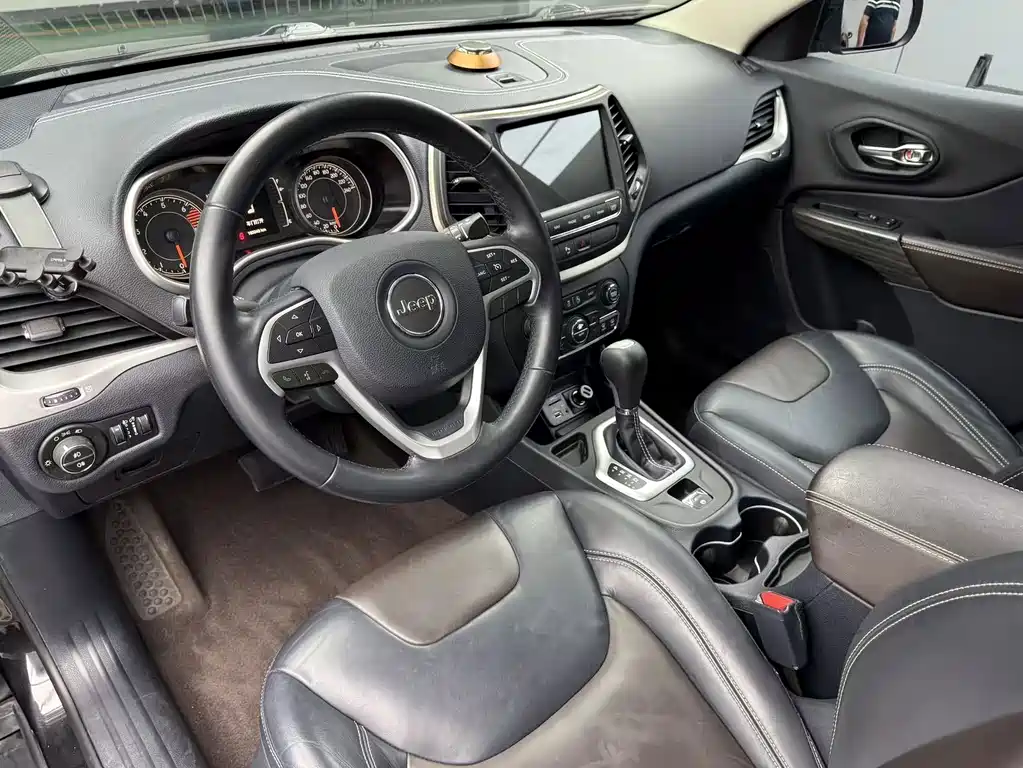 Jeep Cherokee — миниатюра 4