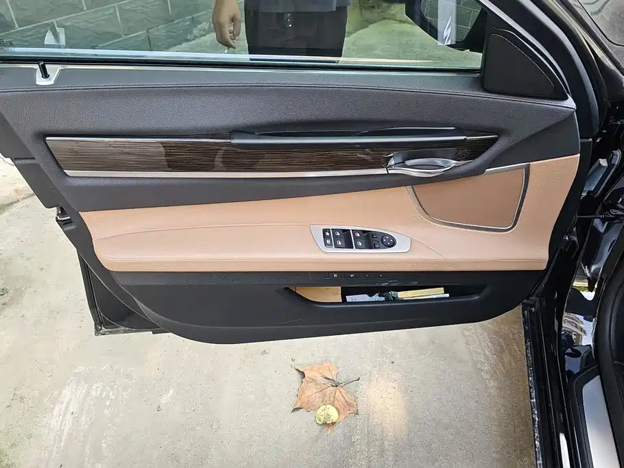 BMW 7 Series — миниатюра 7