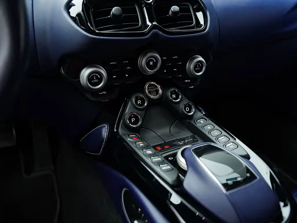 Aston Martin V8 Vantage — миниатюра 14