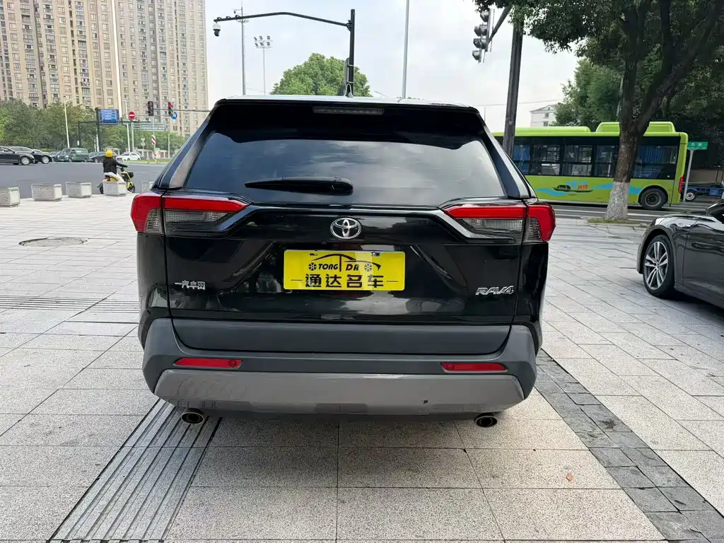 Toyota RAV4 — миниатюра 9