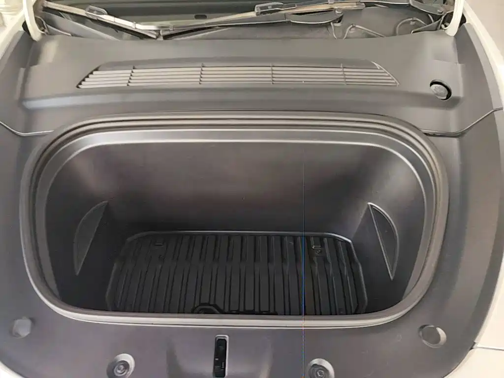 Tesla Model Y — миниатюра 20