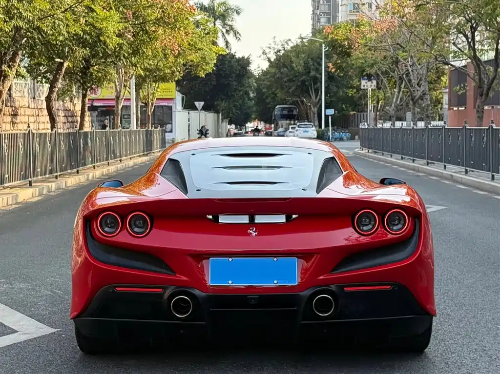 FERRARI F8