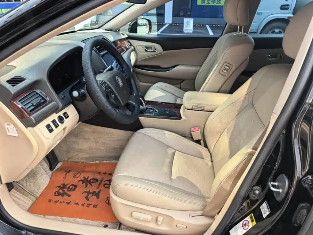 Toyota Crown — миниатюра 6