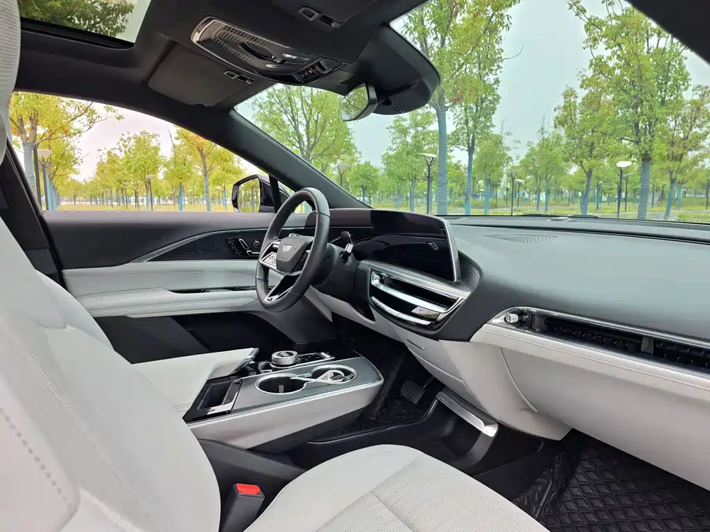 Cadillac Lyriq — миниатюра 22