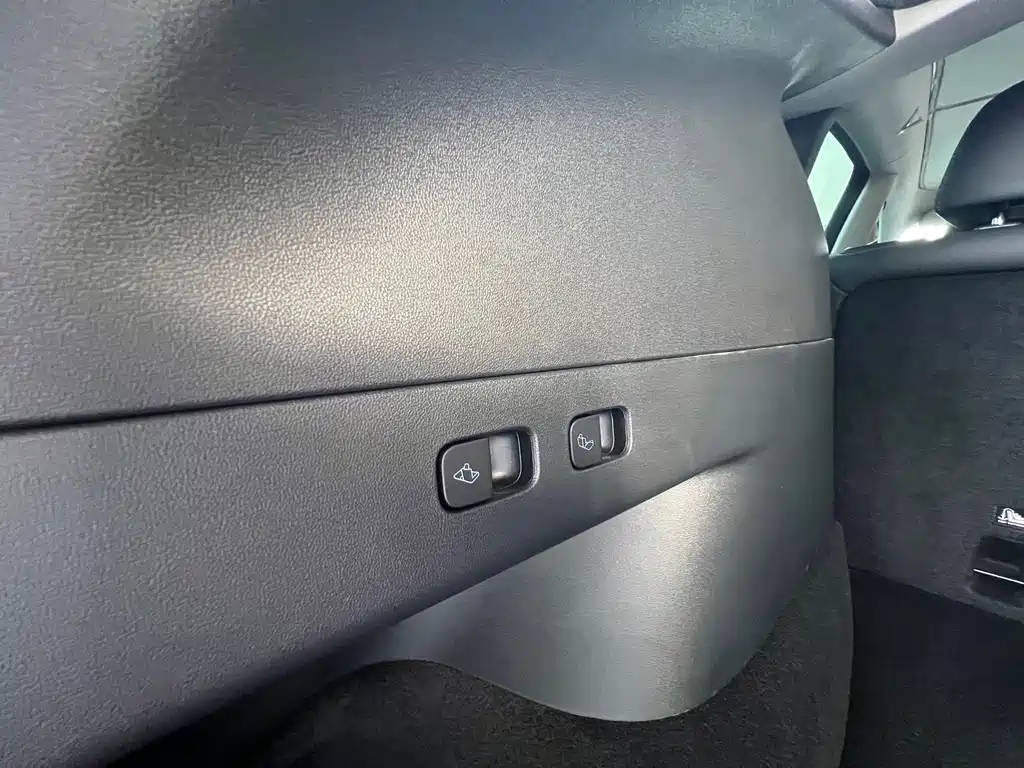 Tesla Model Y — миниатюра 5