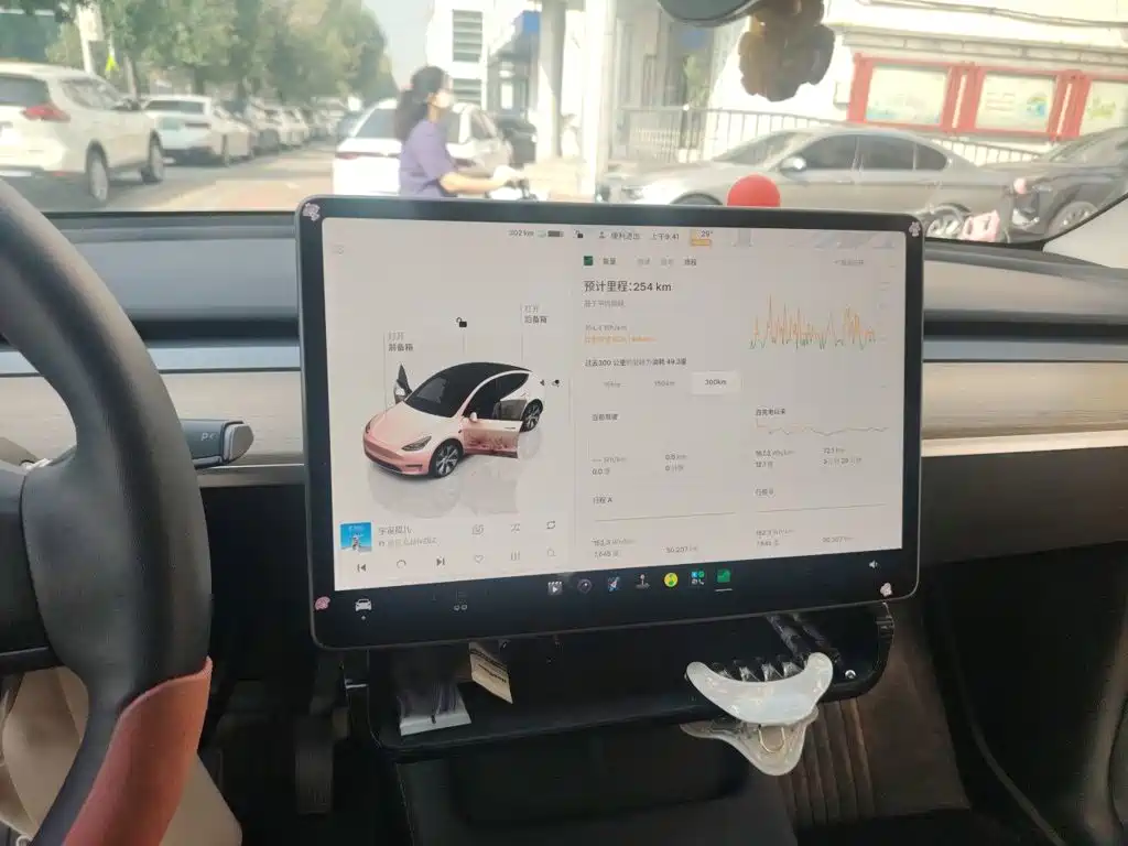 Tesla Model Y — миниатюра 12