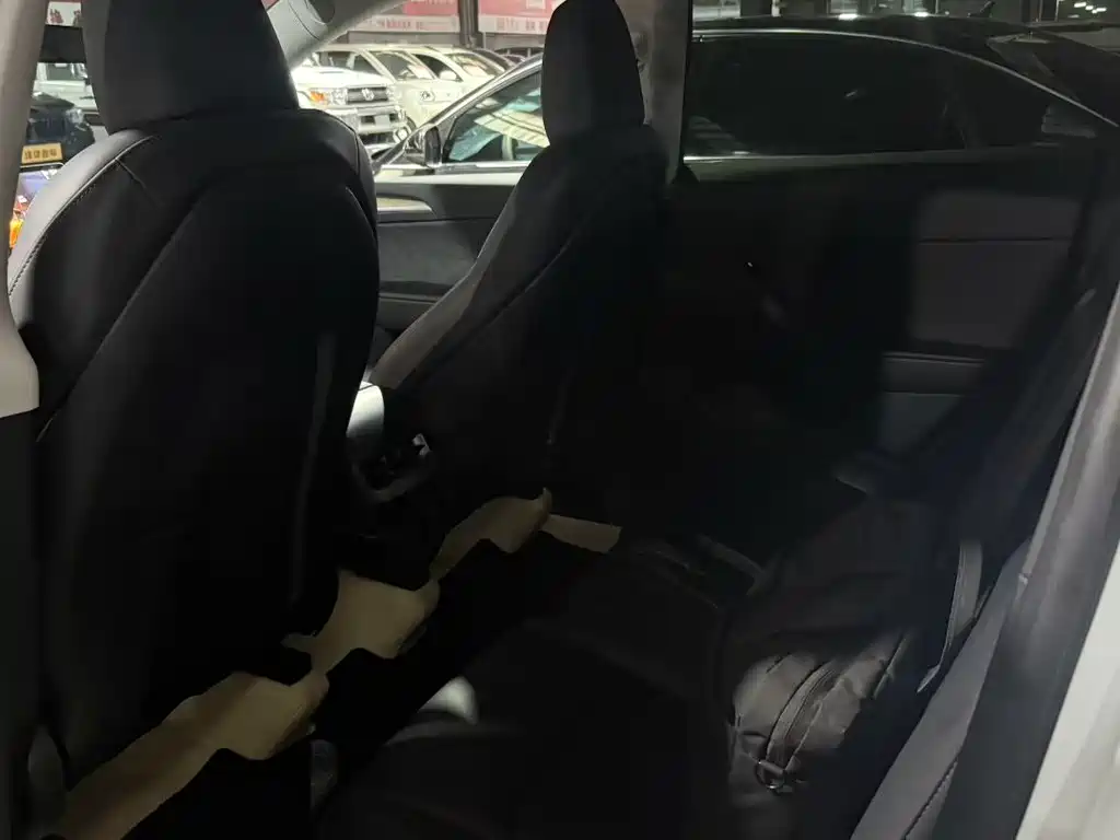 Tesla Model Y — миниатюра 3