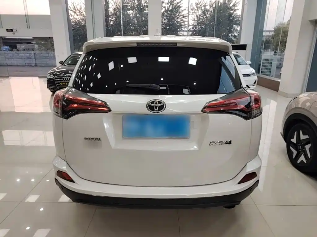 Toyota RAV4 — миниатюра 6