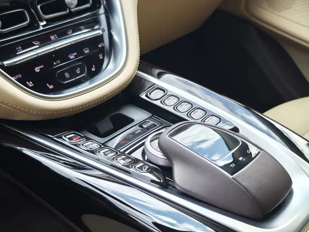 Aston Martin DBX — миниатюра 7