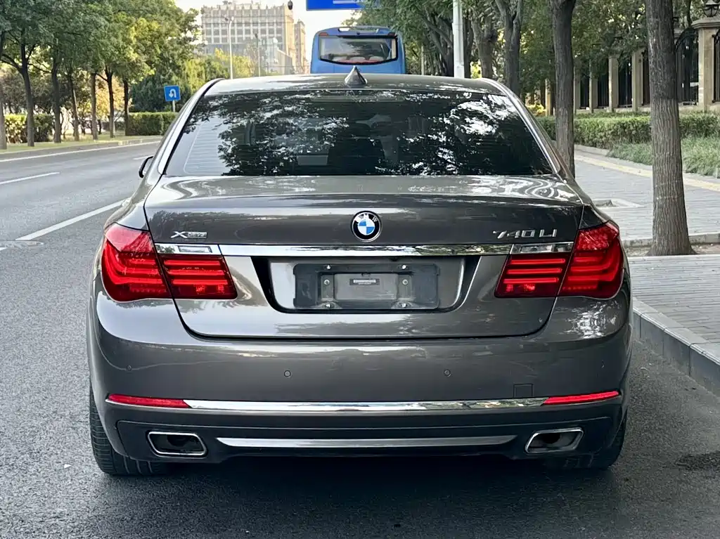 BMW 7 Series — миниатюра 4