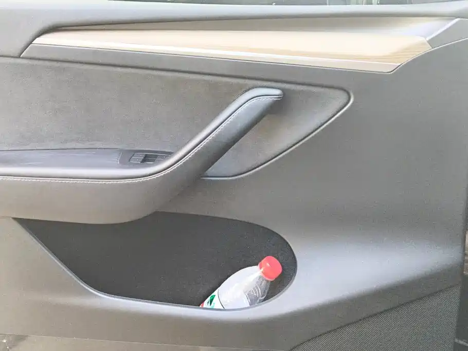 Tesla Model Y — миниатюра 7