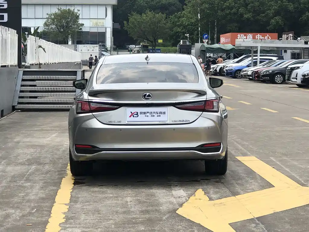 Lexus ES — миниатюра 6