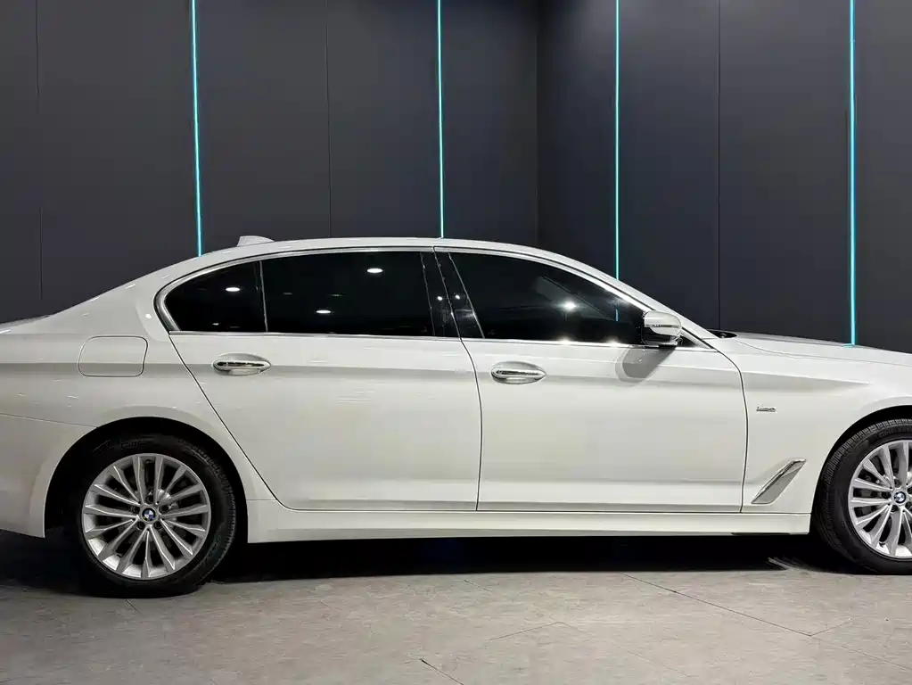 BMW 5 Series — миниатюра 4