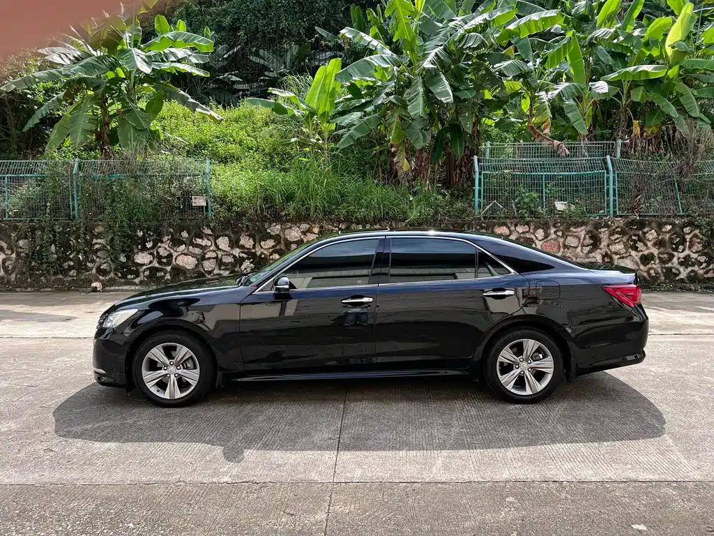 Toyota Crown — миниатюра 3