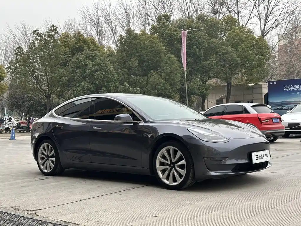 Tesla Model 3 — миниатюра 3