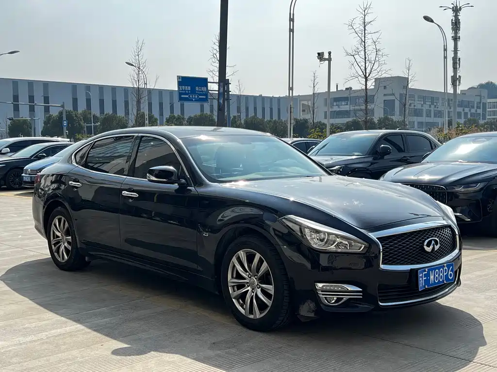 INFINITI Q70