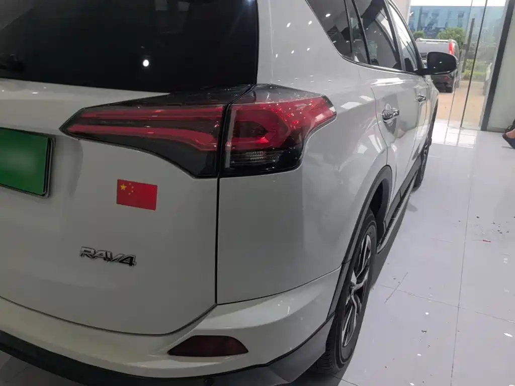 Toyota RAV4 — миниатюра 8