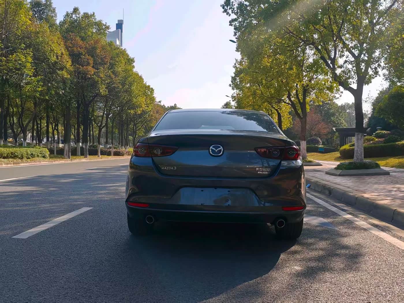 Mazda Mazda3 Axela 2.0 л 2022 г. Серебристо-серый, пробег 36000 км