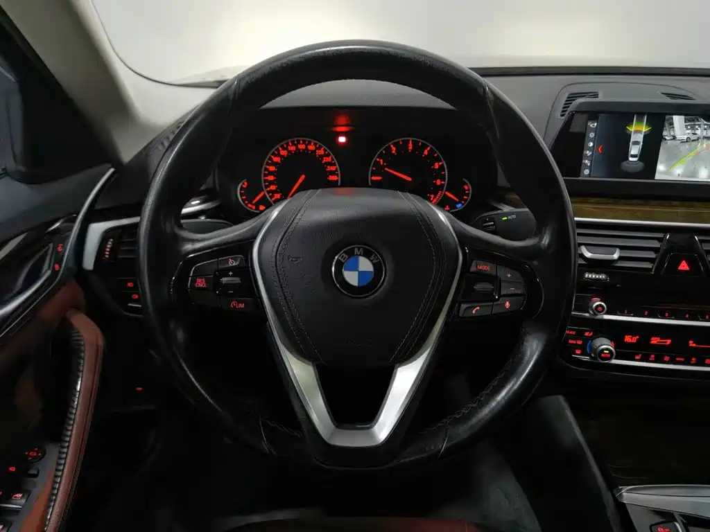 BMW 5 Series — миниатюра 11