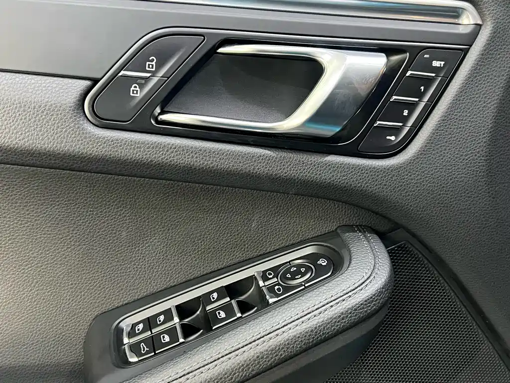 PORSCHE MACAN